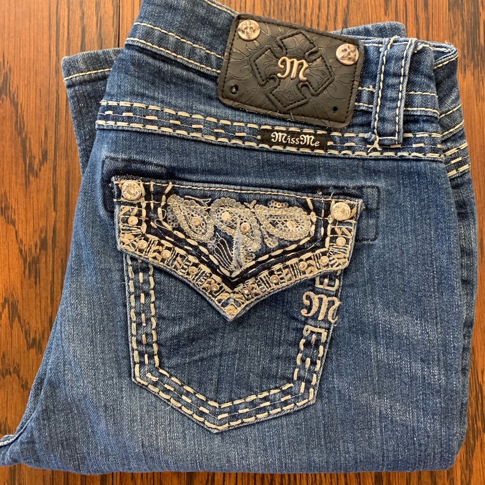 Miss Me mid-rise bootcut Jean. Size - 29